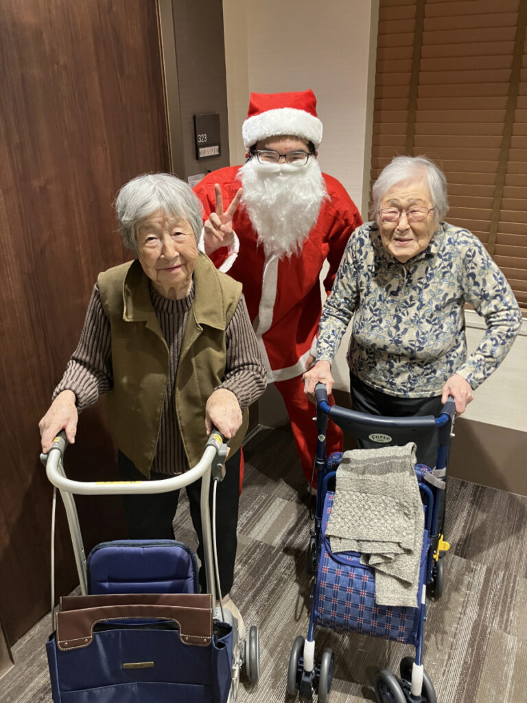 サンタクロースに扮したスタッフとご入居者