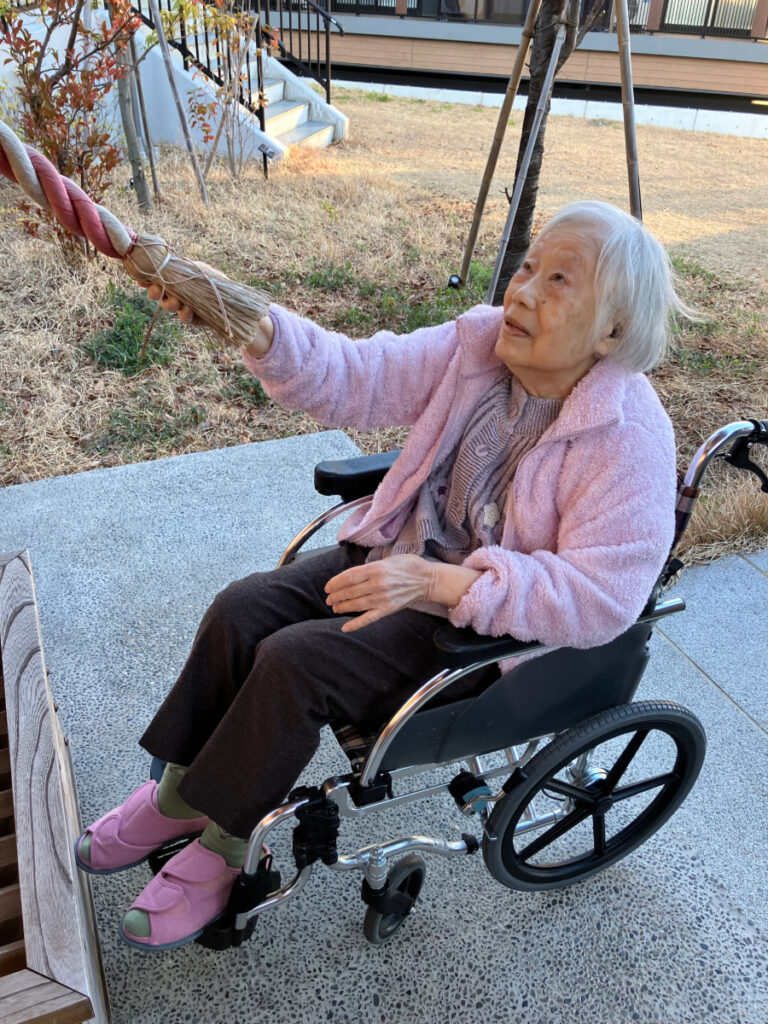 初詣でお参りするご入居者