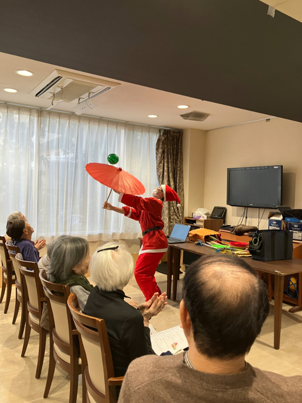 サンタクロースの大道芸