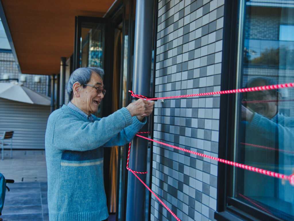 手作り絵馬を飾る様子