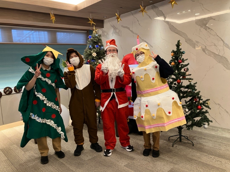 クリスマスコスプレのスタッフ
