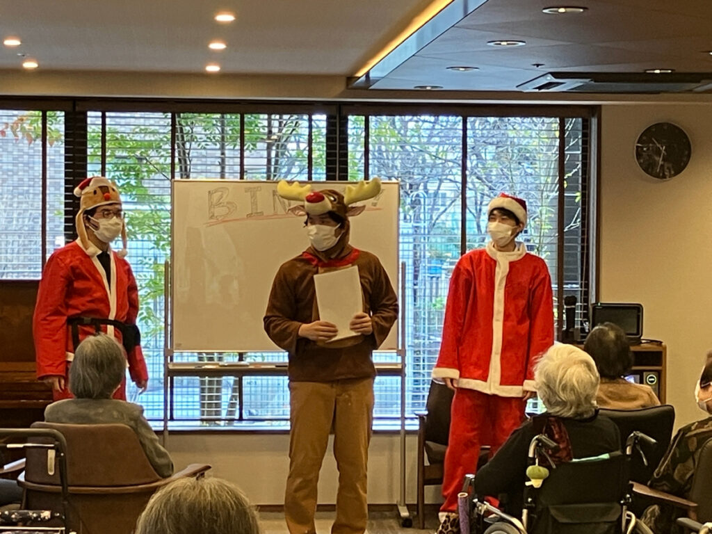 クリスマスビンゴ大会　司会のスタッフ