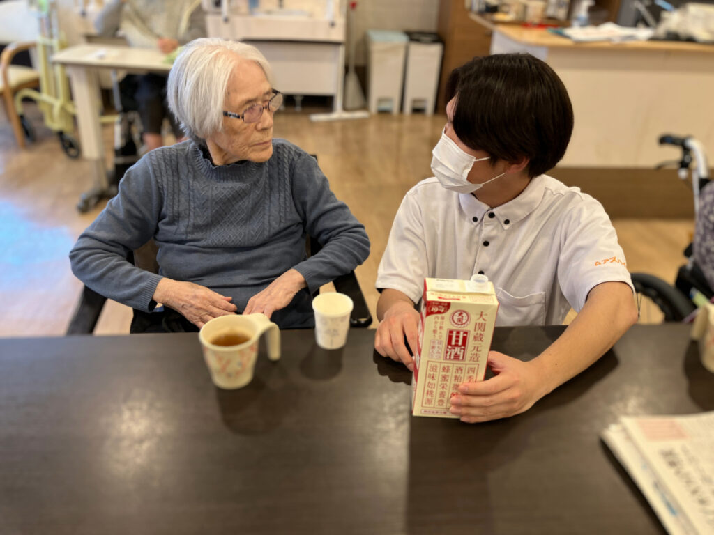 ご入居者と甘酒