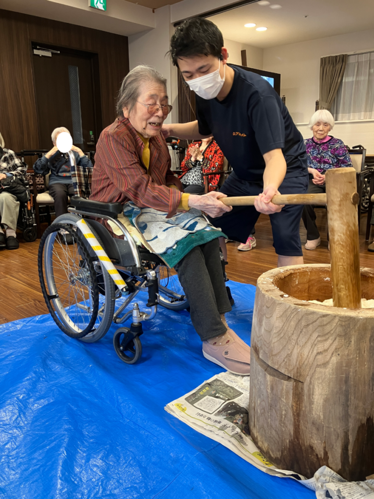 お餅つきに挑戦するご入居者