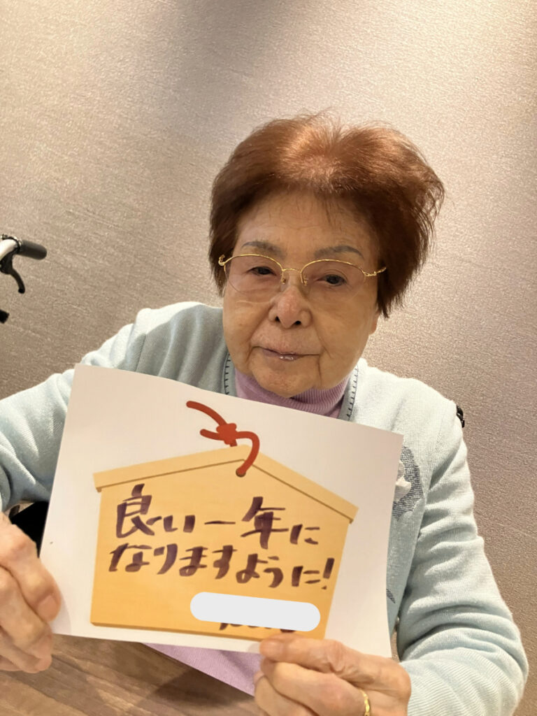 絵馬を書くご入居者