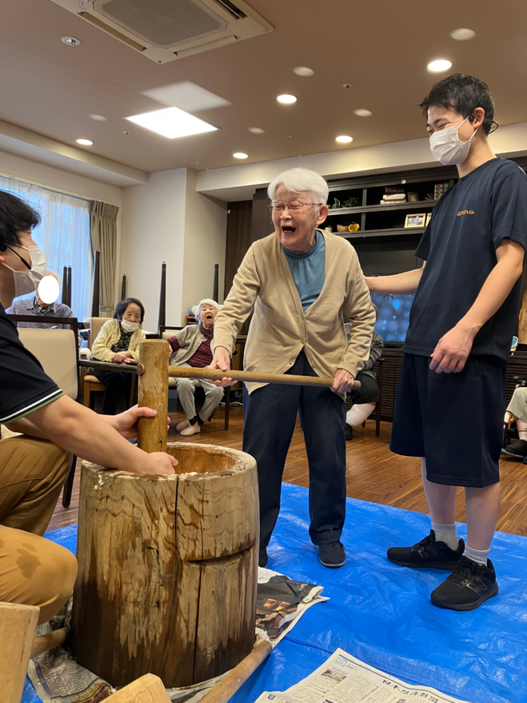 お餅つきに挑戦するご入居者
