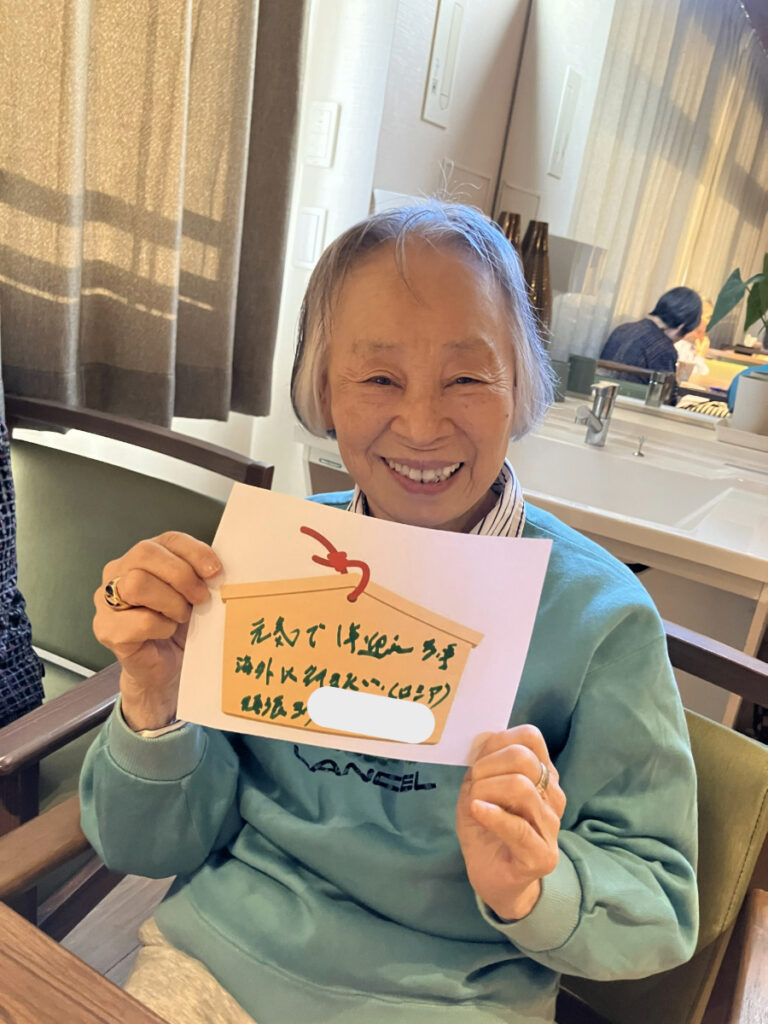 絵馬を書くご入居者