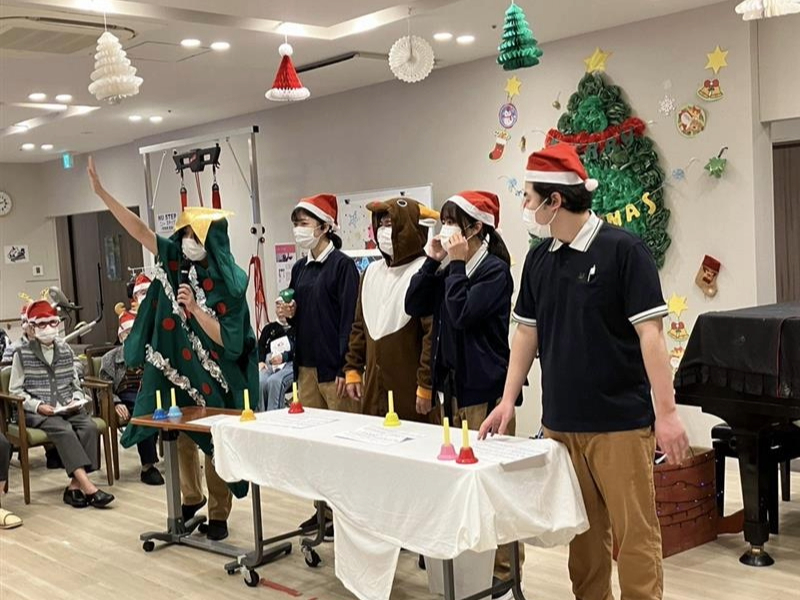 スタッフによるハンドベル演奏