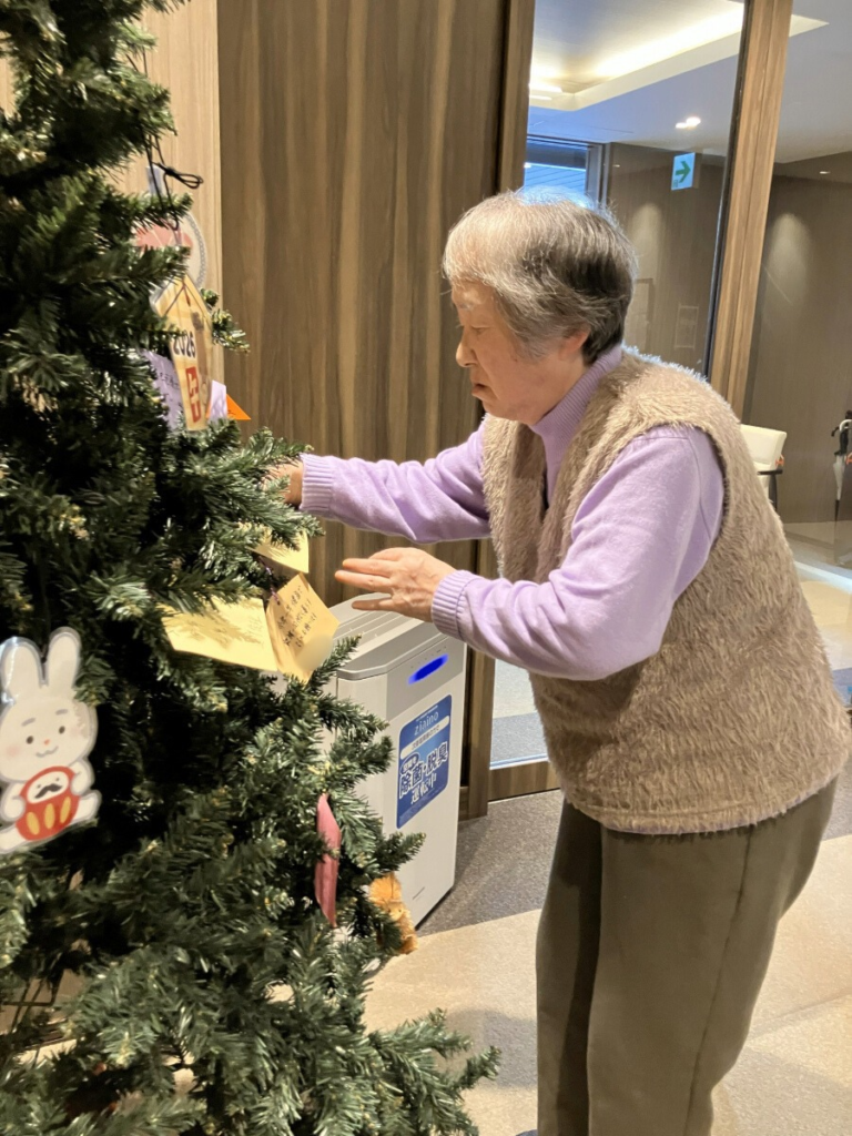 絵馬を飾るご入居者