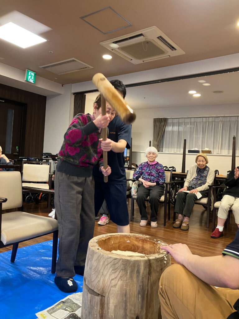 お餅つきに挑戦するご入居者