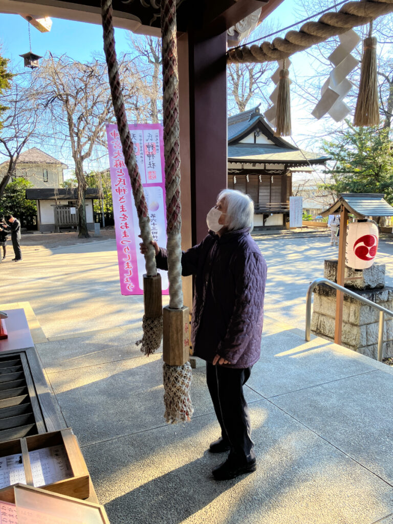 初詣でお参りするご入居者