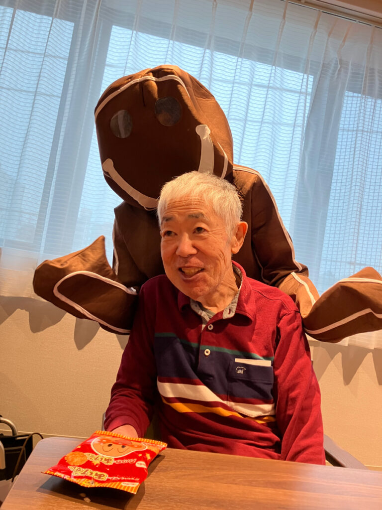クリスマス　サンタがお菓子を配り笑顔のご入居者