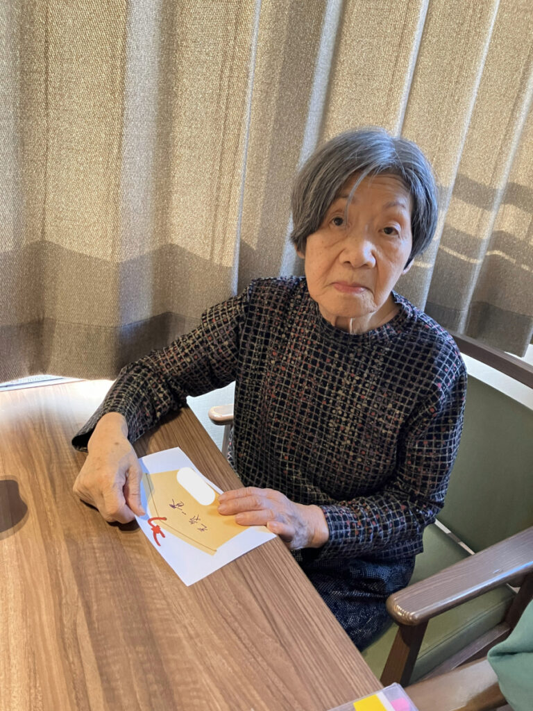 絵馬を書くご入居者