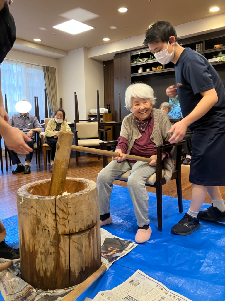 お餅つきに挑戦するご入居者