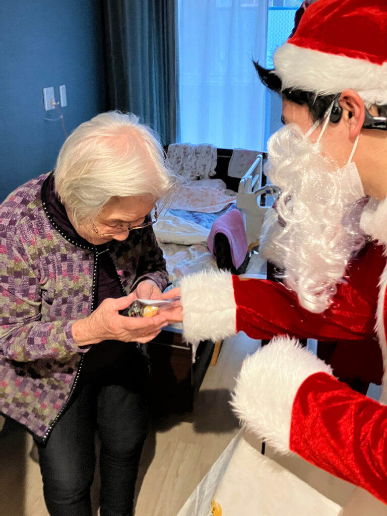 クリスマス　サンタがお菓子を配る様子