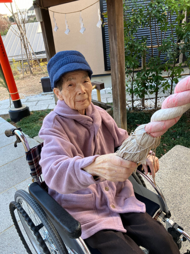 初詣でお参りするご入居者