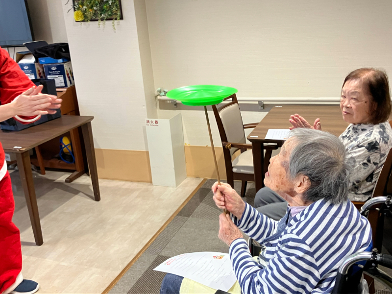 クリスマス会 皿回しをするご入居者