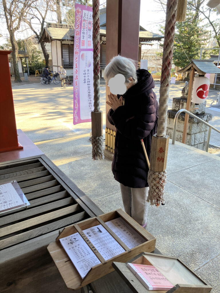 初詣でお参りするご入居者