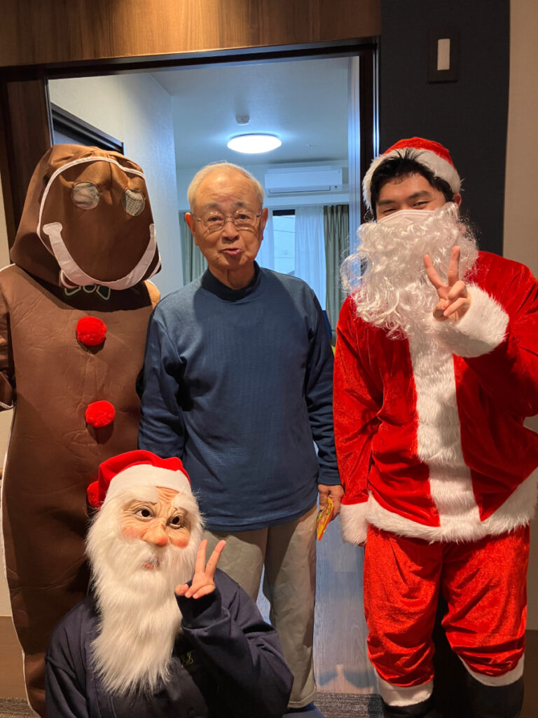 サンタやジンジャーマンに仮装するスタッフ