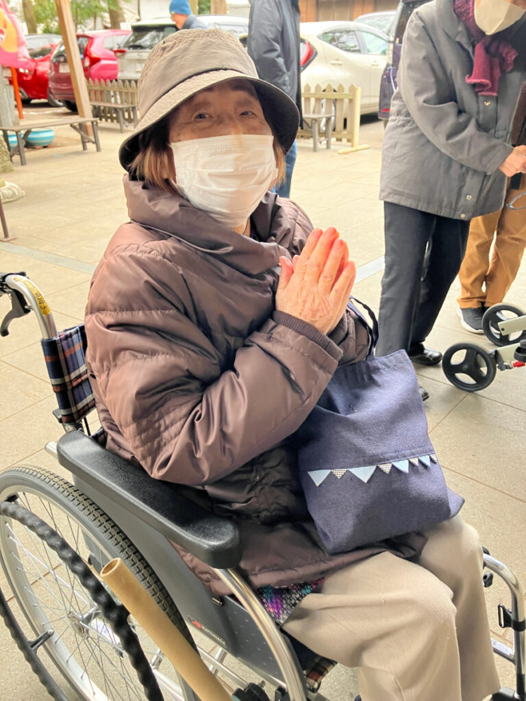 初詣でお参りする様子