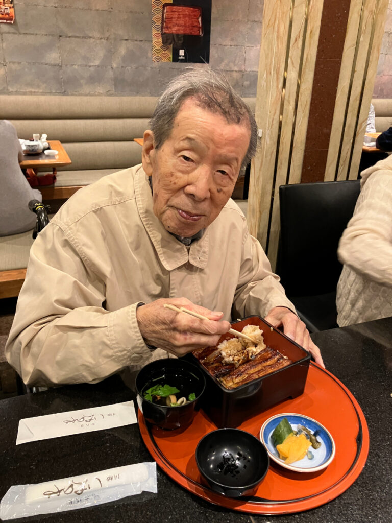 うなぎの昼食を笑顔で召し上がるご入居者