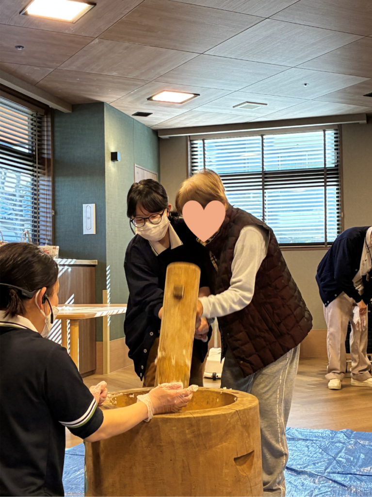 スタッフに支えられ餅つき