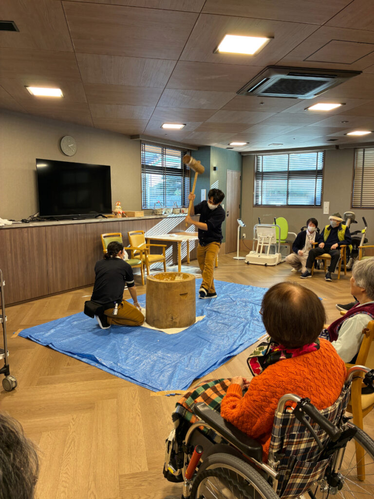 スタッフの餅つき披露