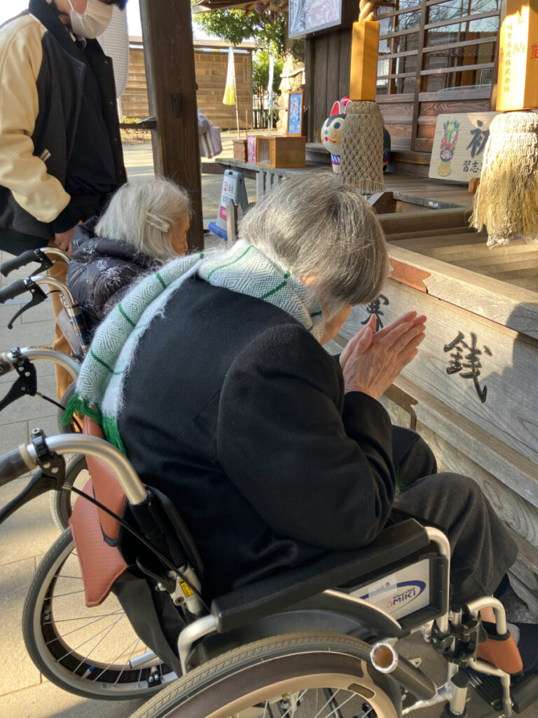 初詣でお参りする様子