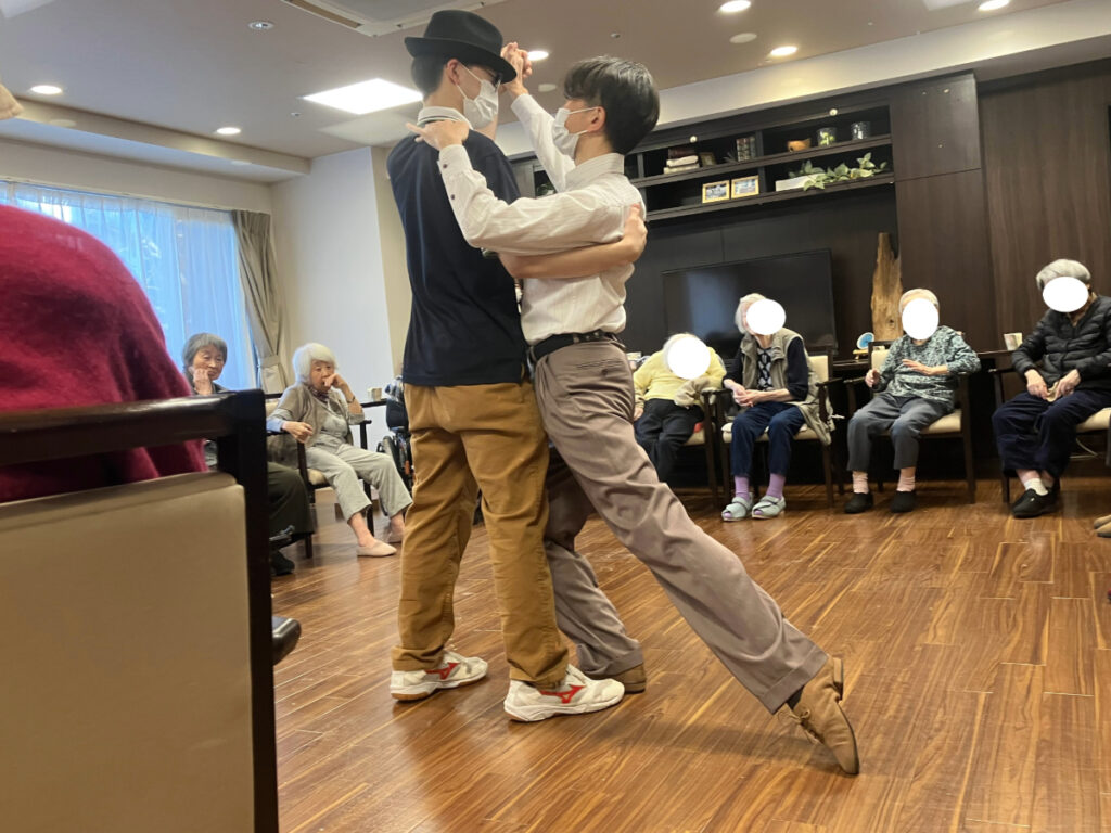 ダンス講師のスタッフによるダンス披露