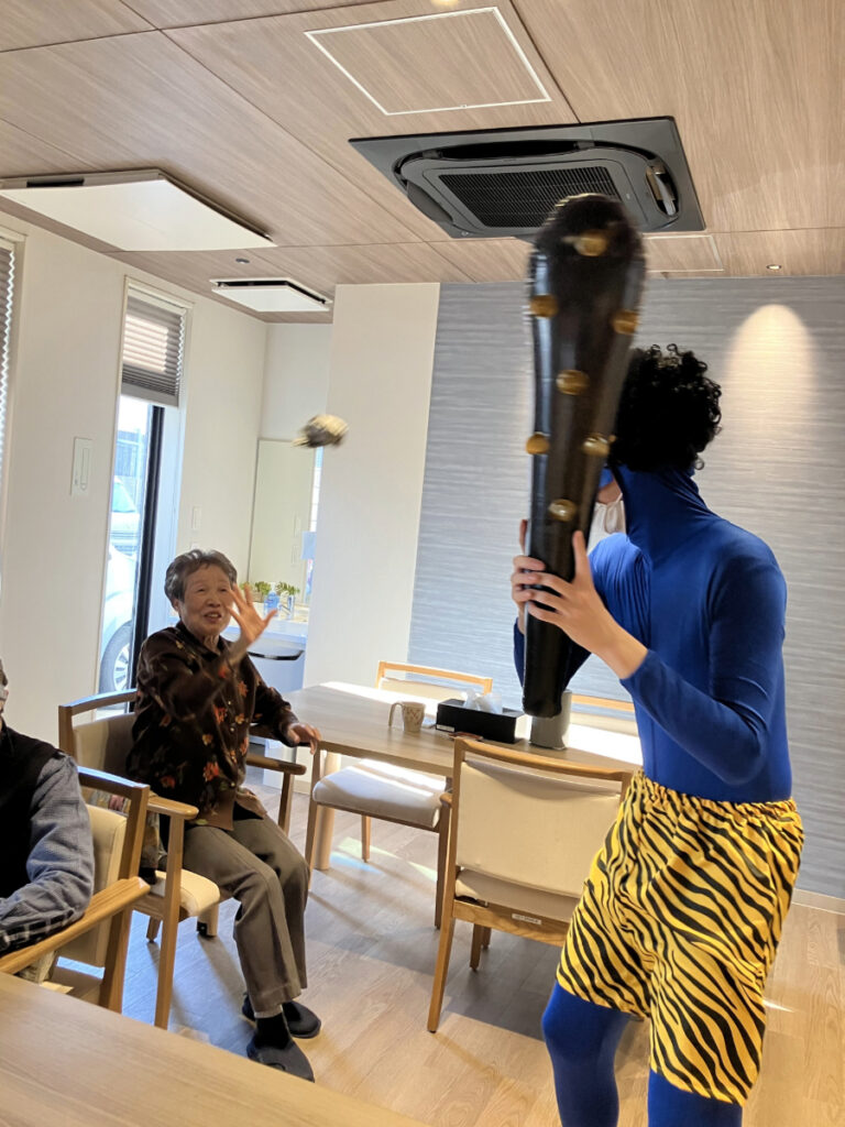 豆まきするご入居者