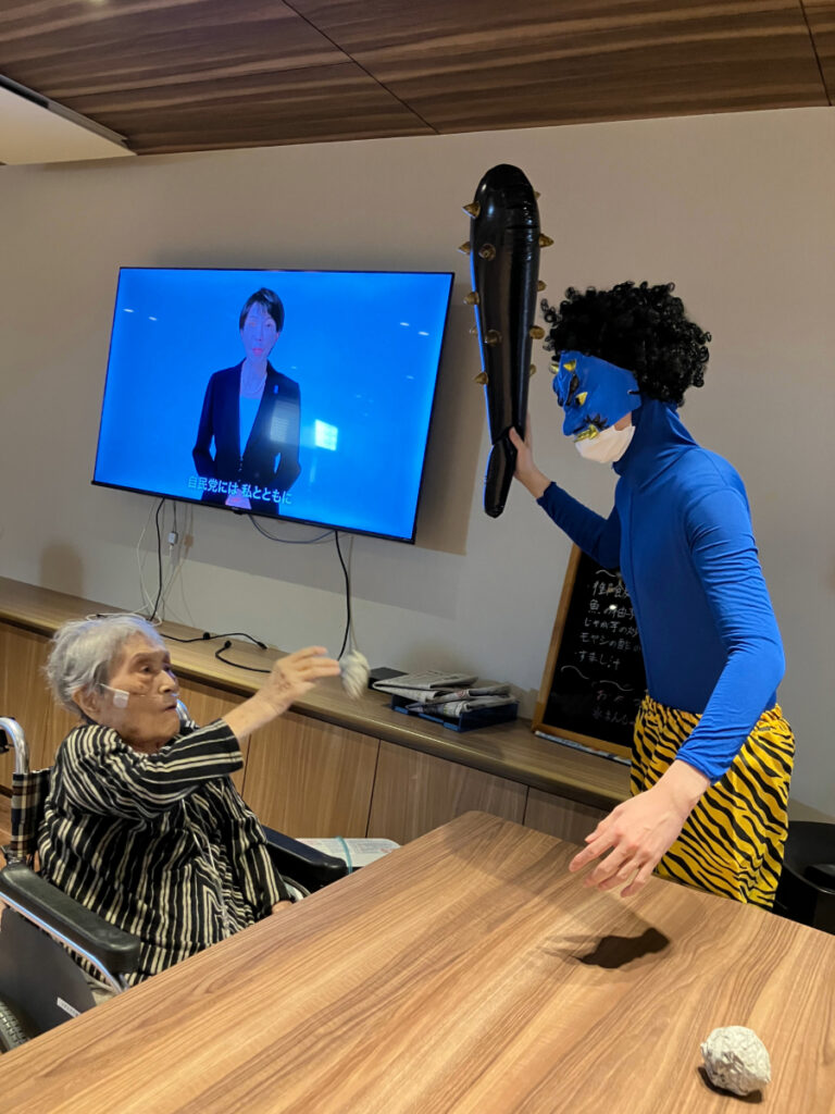 豆まきするご入居者