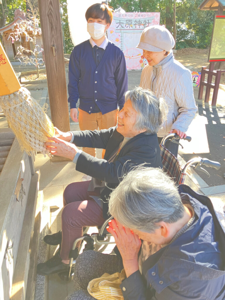 初詣でお参りする様子