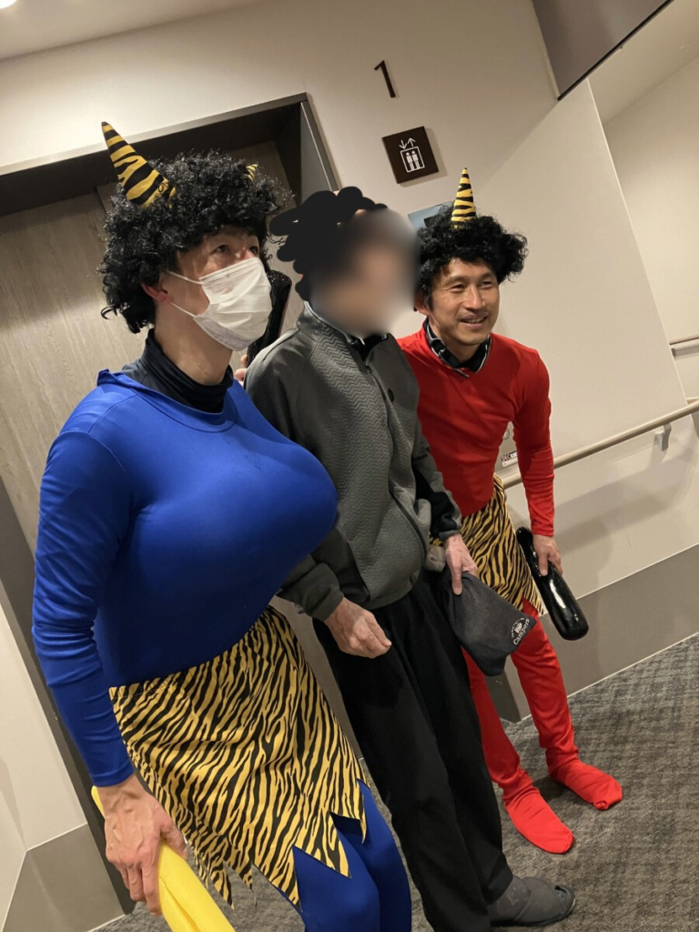 鬼と記念撮影