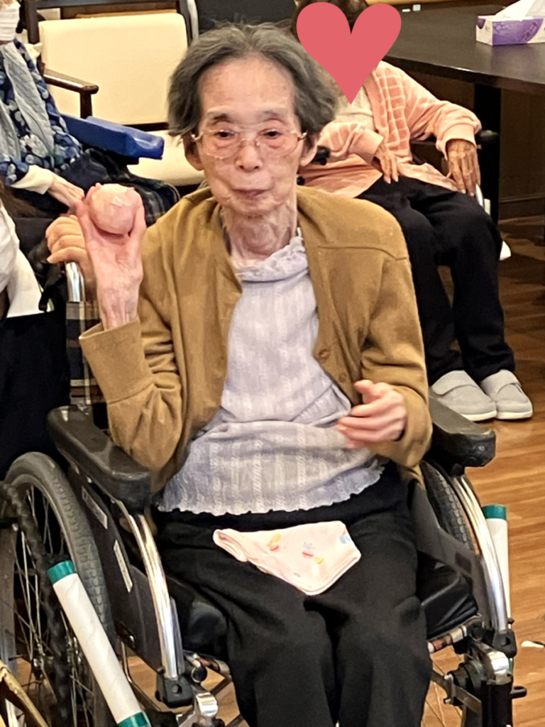 真剣な表情で鬼退治ゲー厶をするご入居者