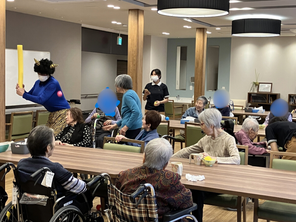 節分イベントで豆まきの様子