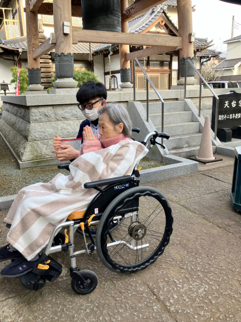 初詣でお参りをするご入居者