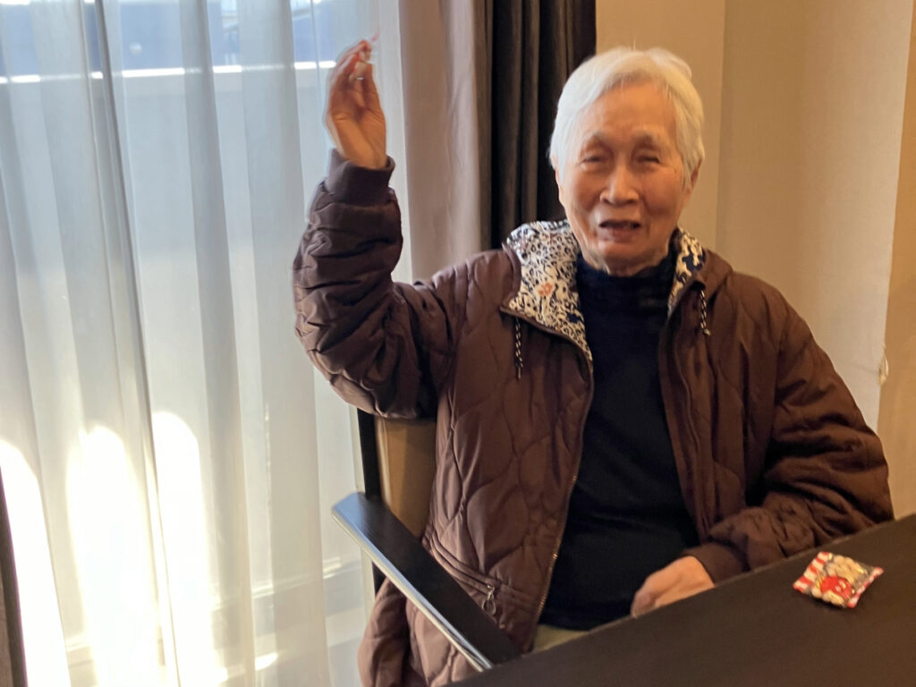 節分レクリエーション豆まきするご入居者