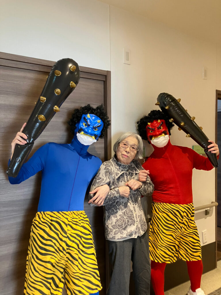 鬼と仲良く記念撮影