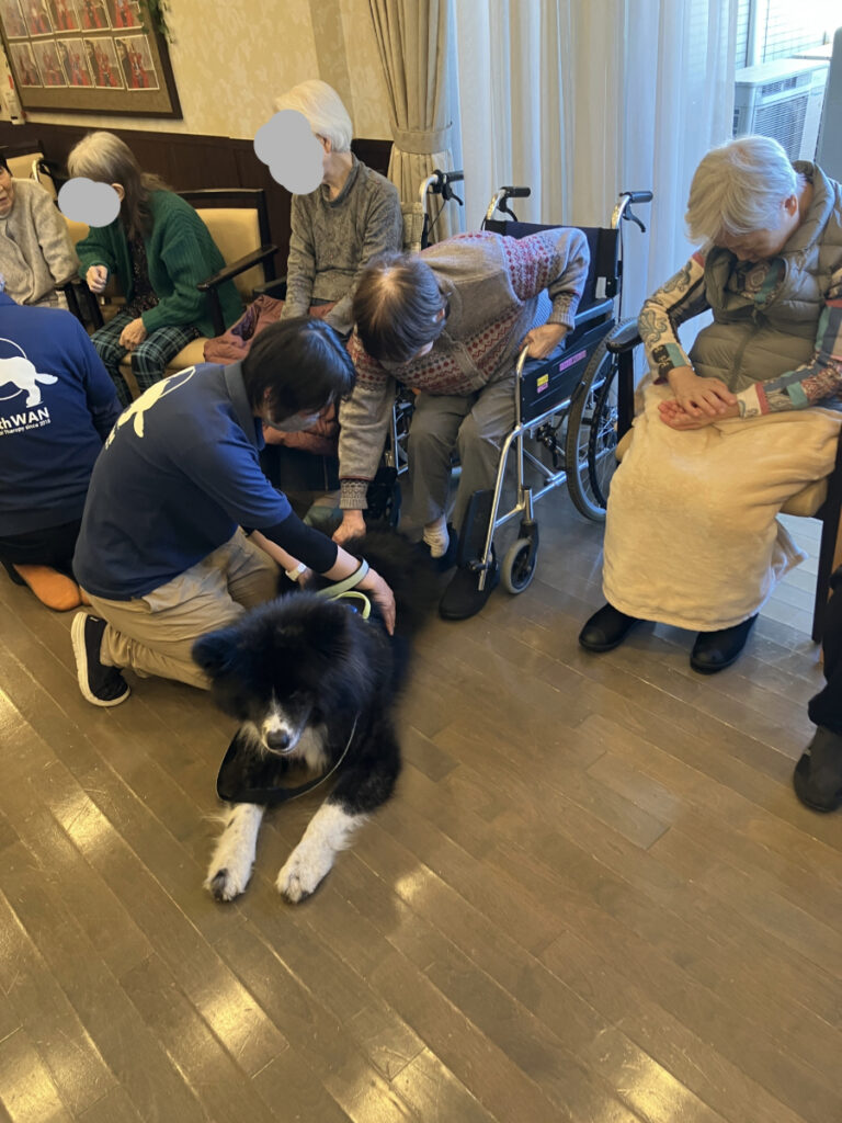 セラピー犬を撫でるご入居者