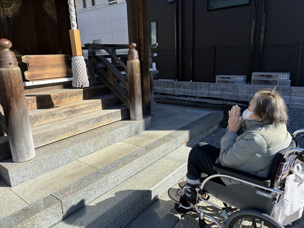 手をじっくり合わせてお参りするご入居者