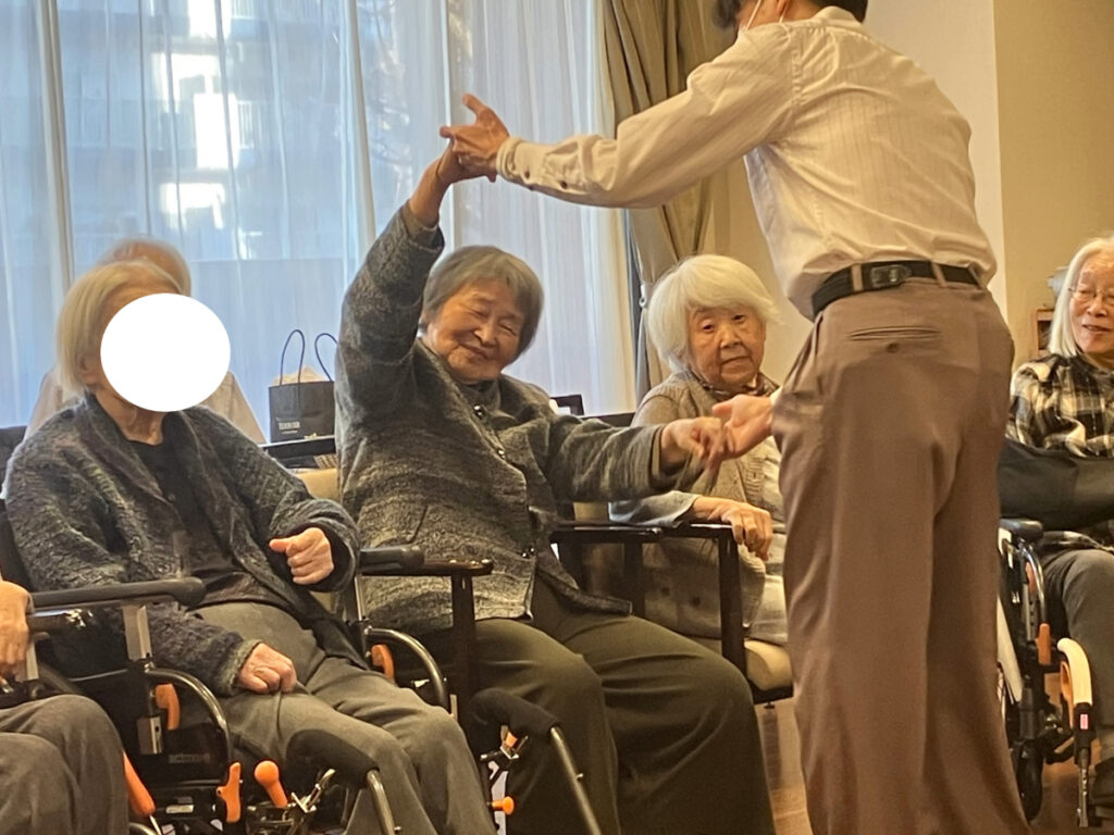笑顔でダンスするご入居者