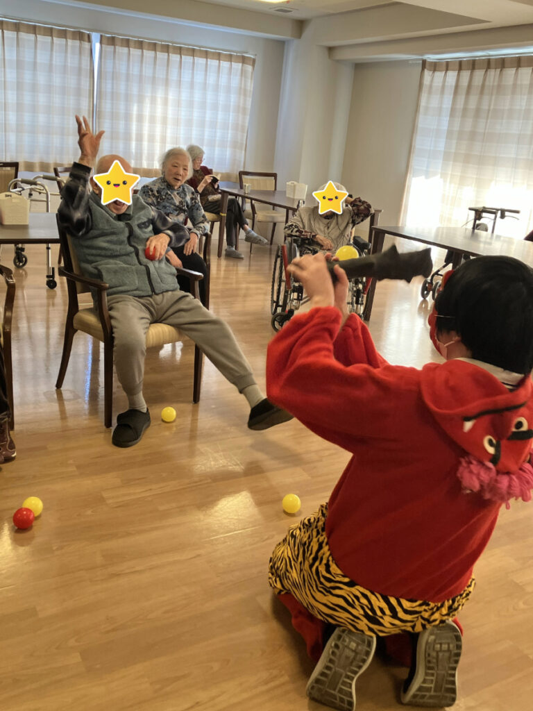 元気に豆まきをするご入居者