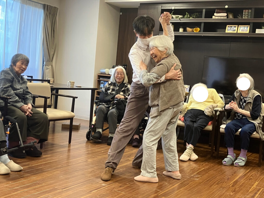 笑顔でダンスするご入居者