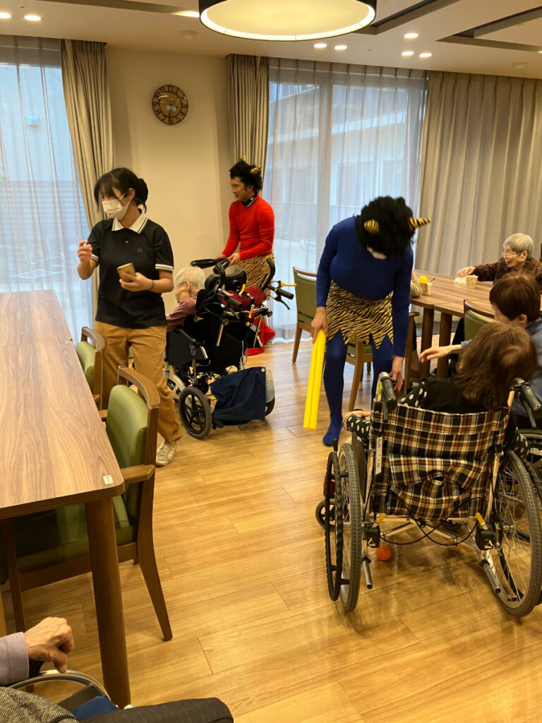 鬼登場でフロアが一気に盛り上がり