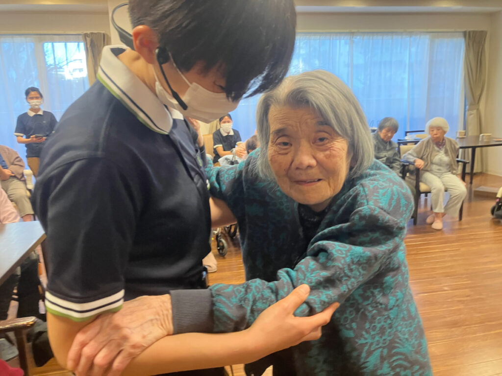 笑顔でダンスするご入居者