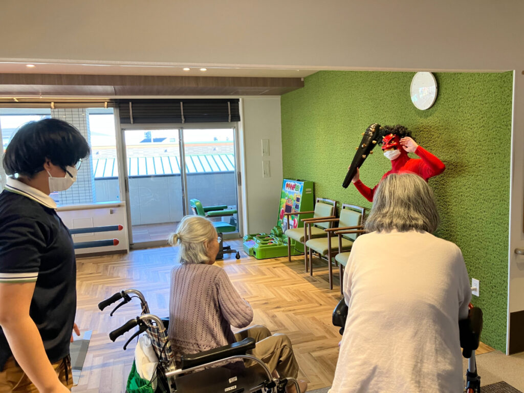 豆まきをするご入居者