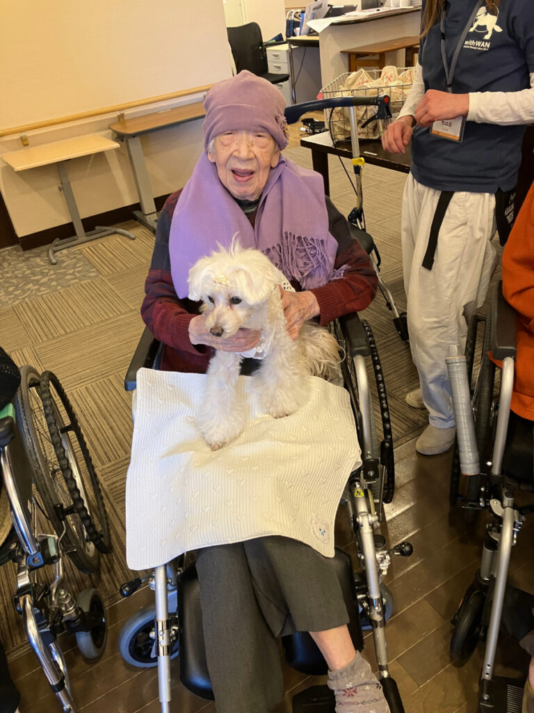 犬を膝にのせて抱くご入居者