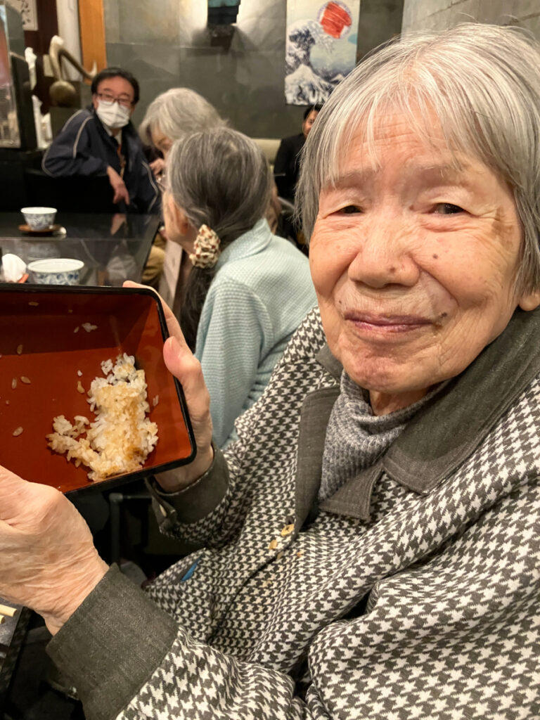 うなぎの昼食を笑顔で召し上がるご入居者