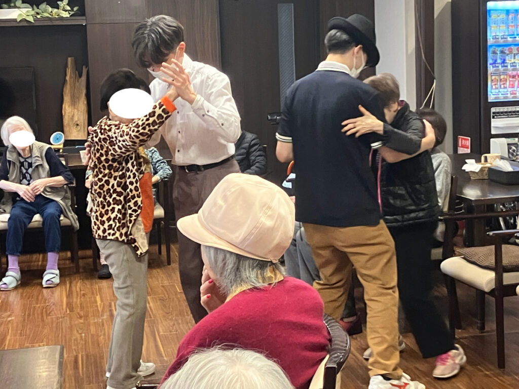 ご入居者とダンス