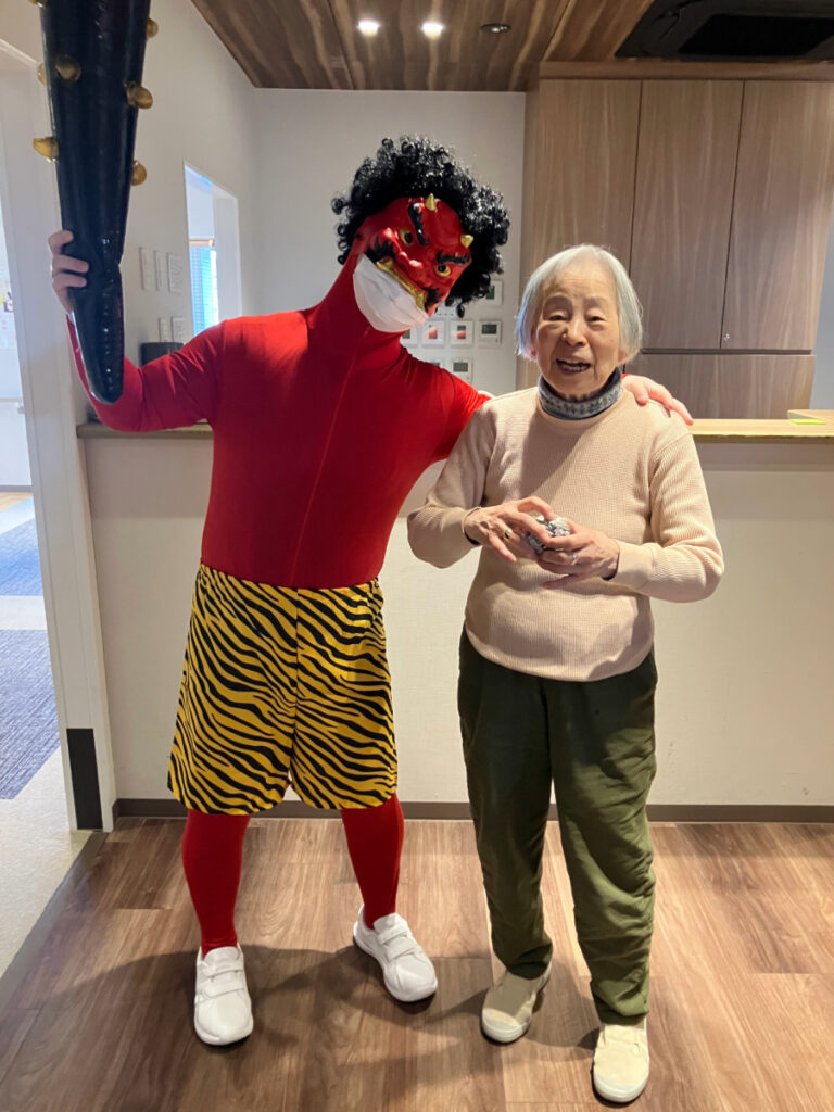 鬼と仲良く記念撮影